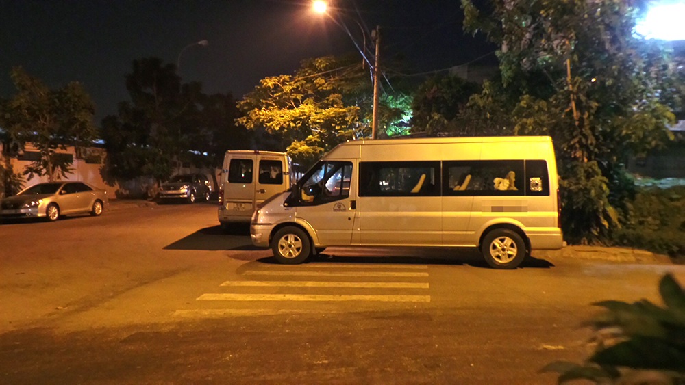 Cả gan giao dịch tiền tỷ ngay tại chợ đầu mối - 2 Khu vực xe ô tô đậu chờ các tiểu thương luôn là mồi ngon của bọn cướp