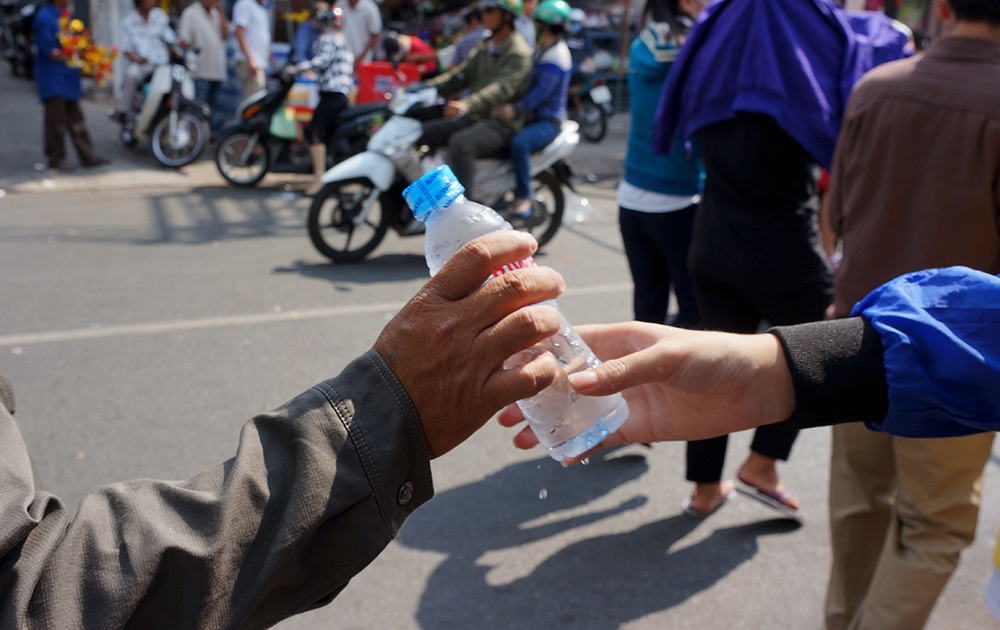 Những câu chuyện làm “ấm lòng” khách hành hương tại chùa Bà - 11 Trung Kiên - Xuân Hinh