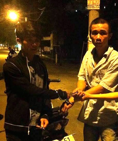 “Hiệp sĩ” Bình Dương 3 đêm bắt 6 tên tội phạm - 2 Bọn đạo chích đã phải tra tay vào còng