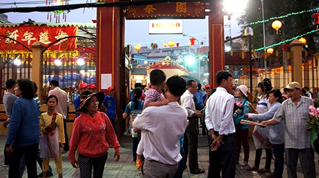 Đến rạng sáng 5/3 hàng ngàn người vẫn đổ về Chùa Bà để cầu an