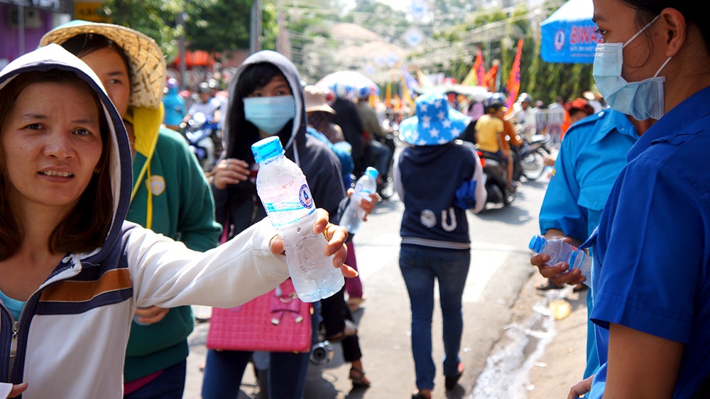 Những câu chuyện làm “ấm lòng” khách hành hương tại chùa Bà - 9 Trung Kiên - Xuân Hinh