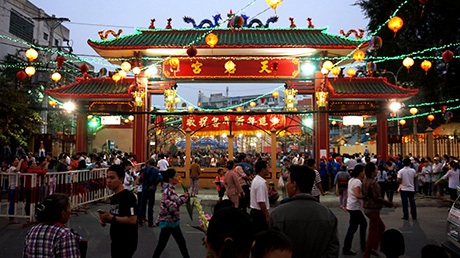 Dòng người nườm nượp suốt xuyên đêm đến lễ Chùa Bà