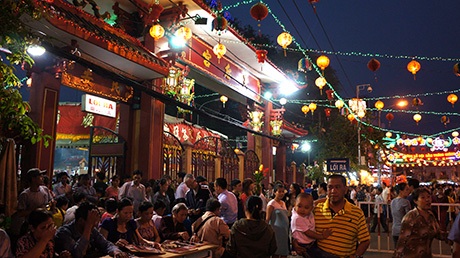 Đến rạng sáng 5/3 hàng ngàn người vẫn đổ về Chùa Bà để cầu an