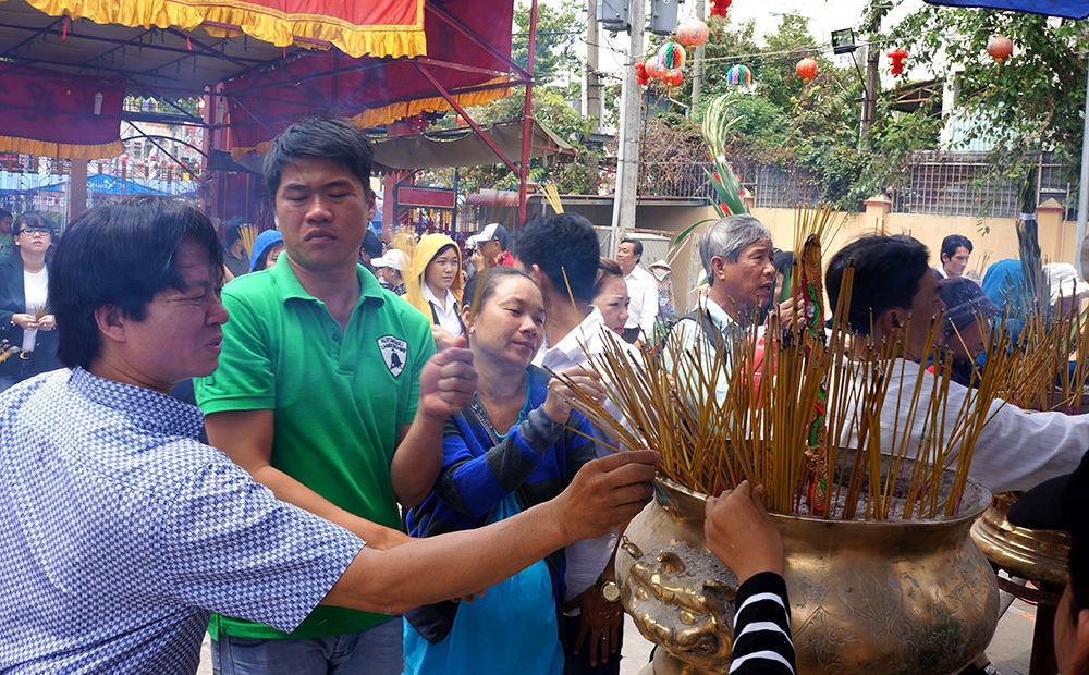 Hàng ngàn người đổ về lễ hội Chùa Bà Bình Dương - 6 Khách hành hương chuẩn bị nhang vào cúng Chùa Bà