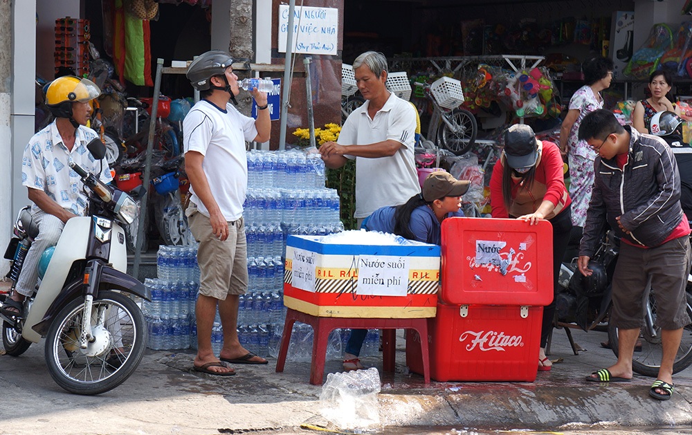 Những câu chuyện làm “ấm lòng” khách hành hương tại chùa Bà - 7 Trung Kiên - Xuân Hinh