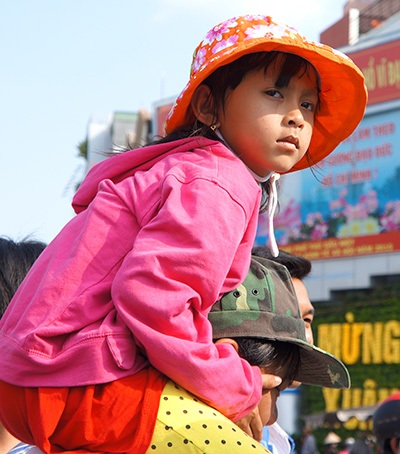 Người dân bất chất tiết trời nắng gắt của Nam Bộ để dự Lễ rước kiệu Bà