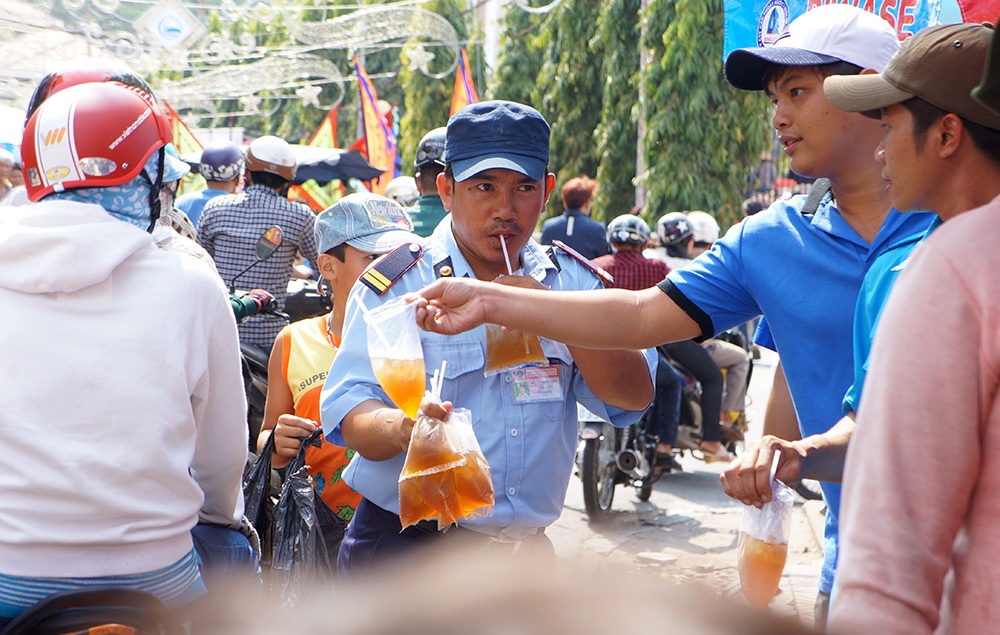 Những câu chuyện làm “ấm lòng” khách hành hương tại chùa Bà - 6 Trung Kiên - Xuân Hinh