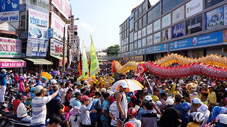 Người dân bất chất tiết trời nắng gắt của Nam Bộ để dự Lễ rước kiệu Bà