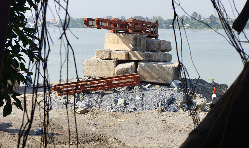 Công nhân làm việc bên trong công trường