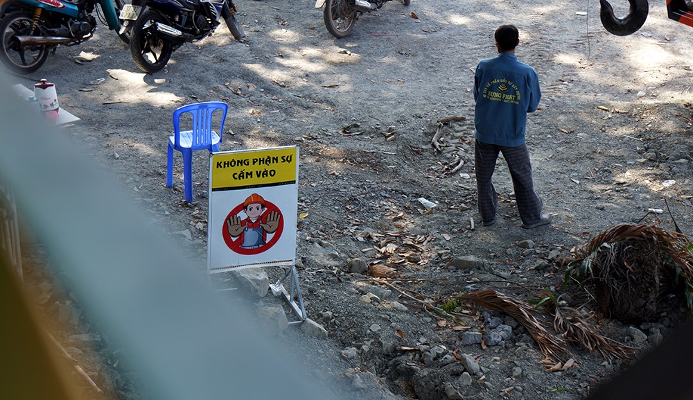 Công nhân làm việc bên trong công trường