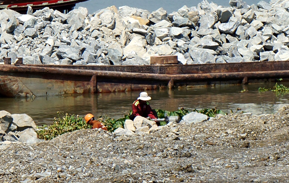 Công nhân làm việc bên trong công trường