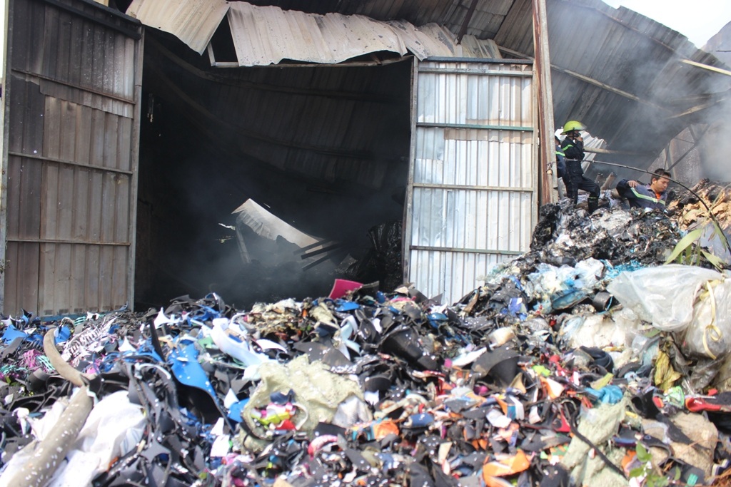 Hiện trường vụ cháy tại kho phế liệu sáng 15/3