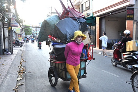 Vụ phát hiện 5 triệu yên: Công an hướng dẫn người mua ve chai làm thủ tục nhận tiền - 2 Người phụ nữ thu mua ve chai vẫn lặng lẽ mưu sinh trên các con phố
