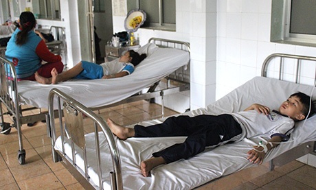 Vụ 15 học sinh tiểu học đau bụng, buồn nôn: Đình chỉ hoạt động bếp ăn - 1 Một số học sinh bị nghi ngộ độc thực phẩm sau bữa ăn vào trưa 9/4