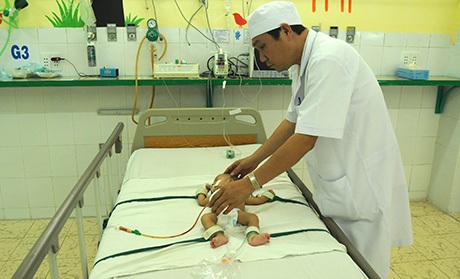 Phẫu thuật cắt bỏ khối u “khủng” cho bé hơn 2 tháng tuổi - 1 Bé N. N. T. L đang được các bác sĩ tiếp tục chăm sóc sau ca phẫu thuật