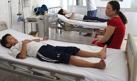 Hàng chục học sinh tiểu học nhập viện sau bữa trưa - 1 Hàng chục học sinh tiểu học nghi ngộ độc sau bữa săn trưa