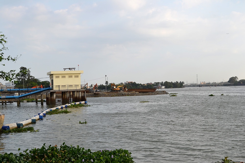 Một đoạn sông bị lấp, phía xa là mũi đất nhô ra của Cù lao Phố
và cầu Ghềnh