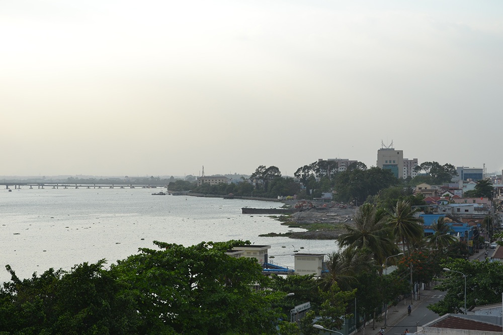 Một đoạn sông bị san lấp xa xa là cầu Hóa An.