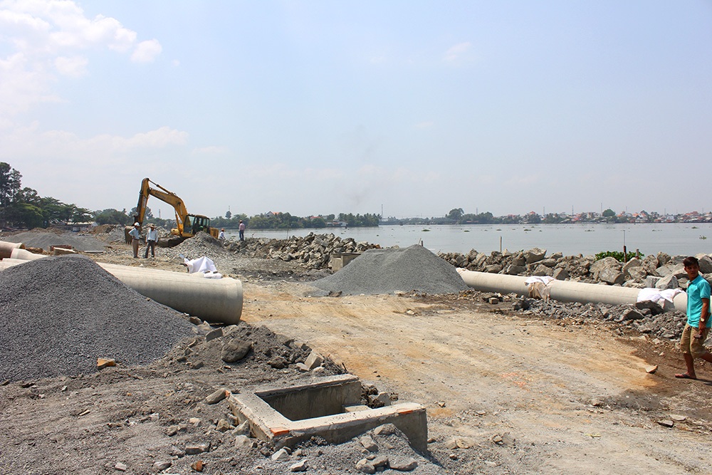 Các khối đá to được chèn phía xa bờ sau đó đá nhỏ
hơn sẽ được dùng để tạo mặt bằng