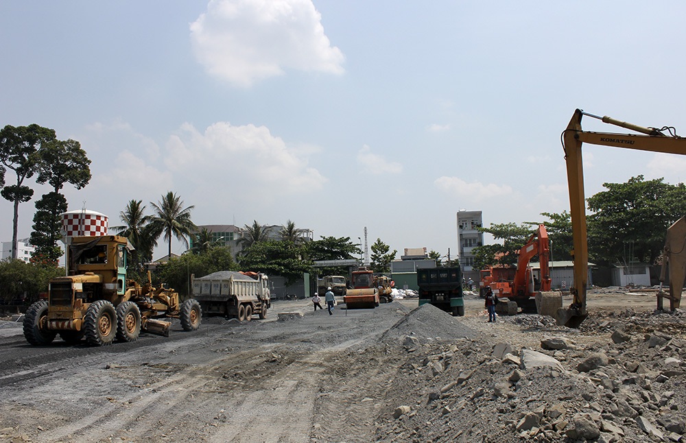 Tuyến đường nội bộ bên trong đất nền dự án đang
được thi công