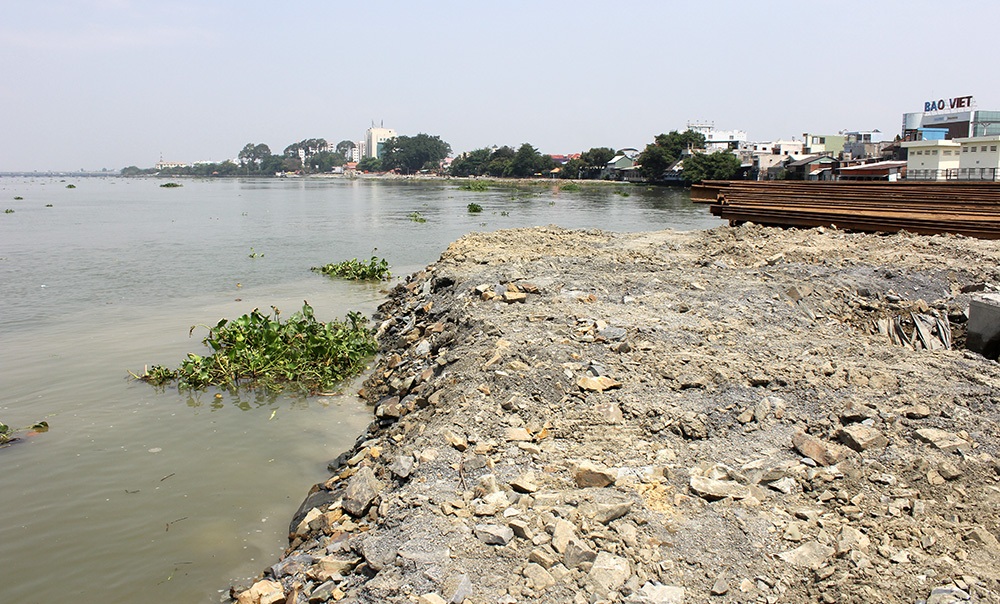 Sau 6 tháng thực hiện dự án, hiện diện tích sông được lấp gần đạt 90% theo thiết kế.