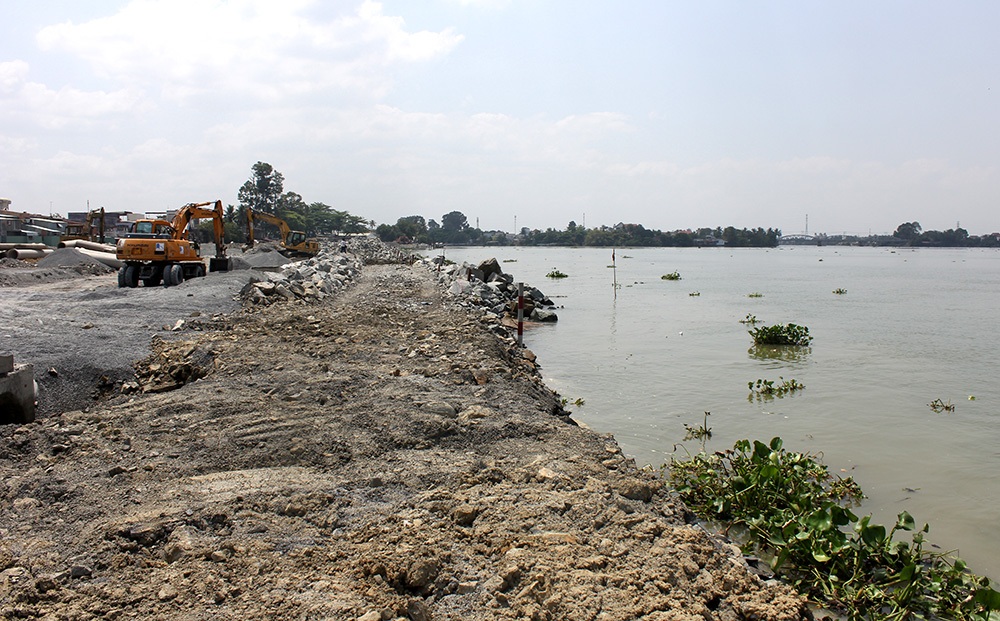 Các khối đá to được chèn phía xa bờ sau đó đá nhỏ
hơn sẽ được dùng để tạo mặt bằng
