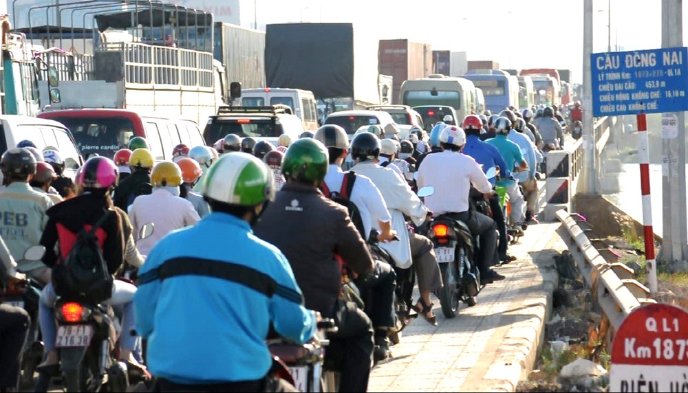 Ùn tắc nghiêm trọng trong ngày đầu thu phí cầu Đồng Nai mới - 2 Các phương tiện ùn tắc trong ngày đầu trạm thu phí cầu Đồng Nai mới hoạt động