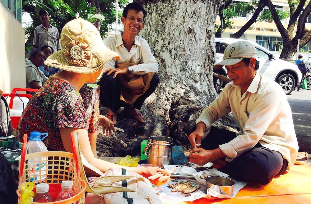 Xóm “ung thư” - xóm trọ khốn cùng giữa Sài Gòn - 3 Bữa cơm bên gốc cây của người nhà bệnh nhân