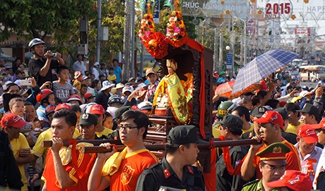 15h30, Lễ rước kiệu Bà bắt đầu diễn ra trong nghi lễ trang trọng