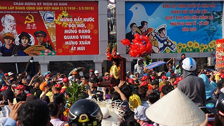 15h30, Lễ rước kiệu Bà bắt đầu diễn ra trong nghi lễ trang trọng