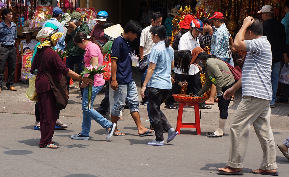 Hàng rong, vé số “bủa vây” khách hành hương đến Chùa Bà - 1 Hàng rong lao ra đường chặn khách hành hương chèo kéo