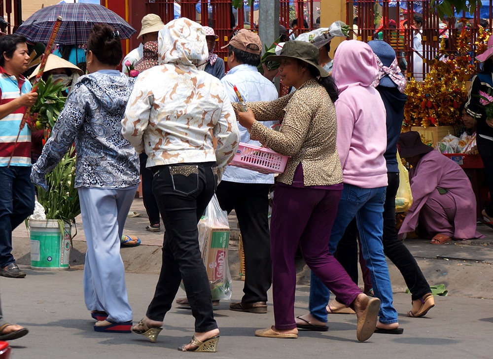 Hàng rong, vé số “bủa vây” khách hành hương đến Chùa Bà - 5 Hành rong ép người đến lễ viếng