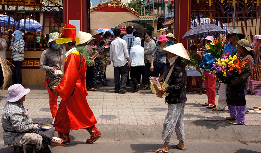 Hàng rong, vé số “bủa vây” khách hành hương đến Chùa Bà - 3 Đội ngũ bán hương hoa chặn ngay lối vào Chùa Bà