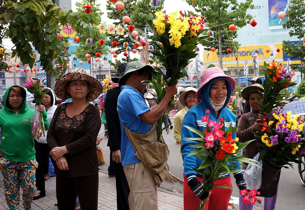 Hàng rong, vé số “bủa vây” khách hành hương đến Chùa Bà - 2 Đội ngũ bán hương hoa chặn ngay lối vào Chùa Bà