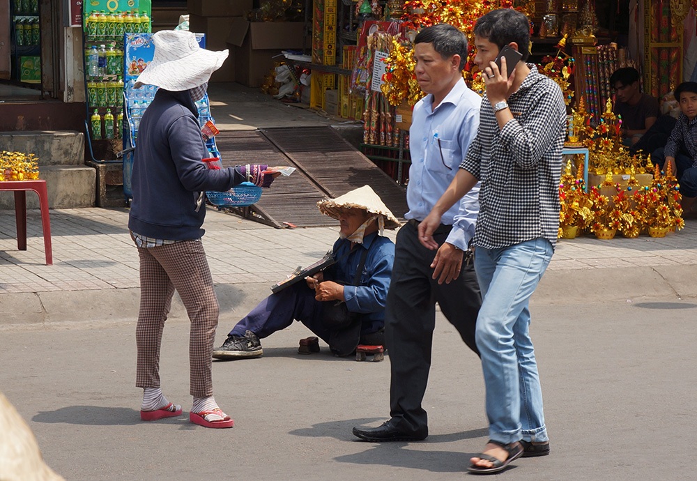 Hàng rong, vé số “bủa vây” khách hành hương đến Chùa Bà - 6 Khách hành hương ngao ngán trước cảnh bủa vây của đội ngũ bán hàng rong