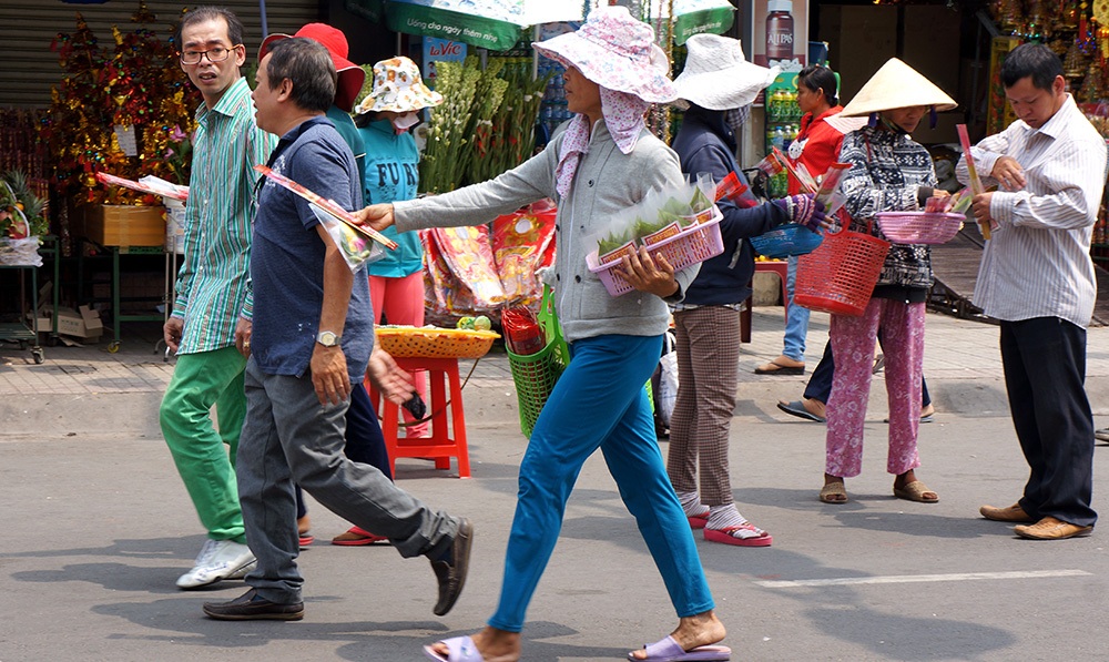 Hàng rong, vé số “bủa vây” khách hành hương đến Chùa Bà - 7 Khách hành hương ngao ngán trước cảnh bủa vây của đội ngũ bán hàng rong