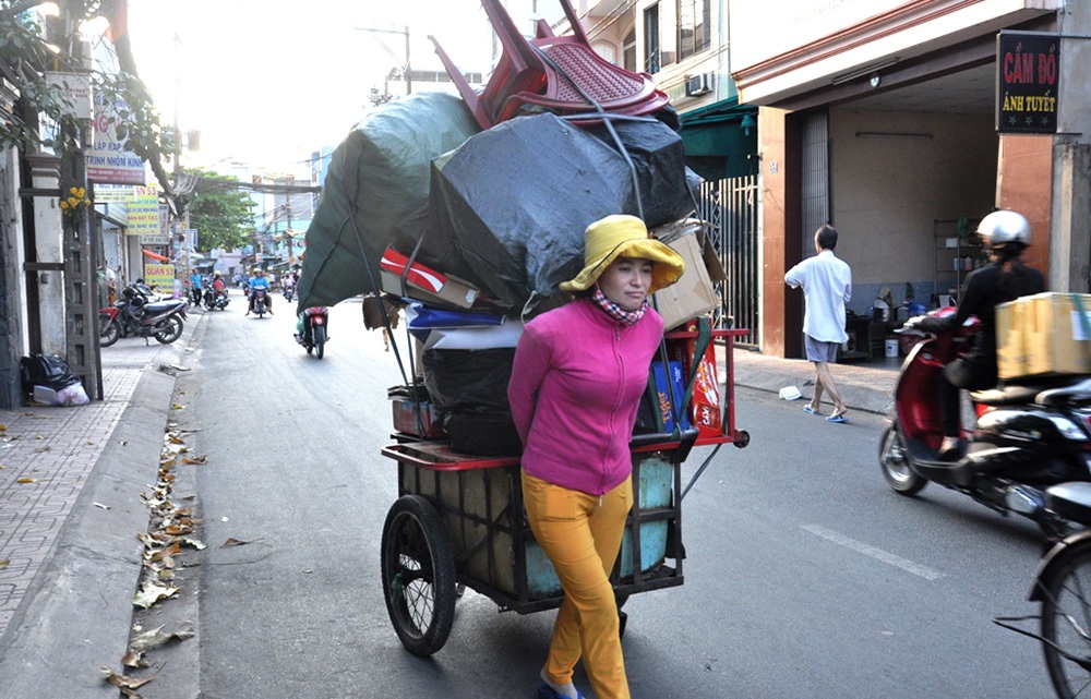 Sắp đến ngày “phán quyết” vụ người mua ve chai tìm thấy 5 triệu yen trong thùng loa cũ - 3 Dù tìm thấy kho báu nhưng chị Hồng vẫn phải nặng gánh mưu sinh