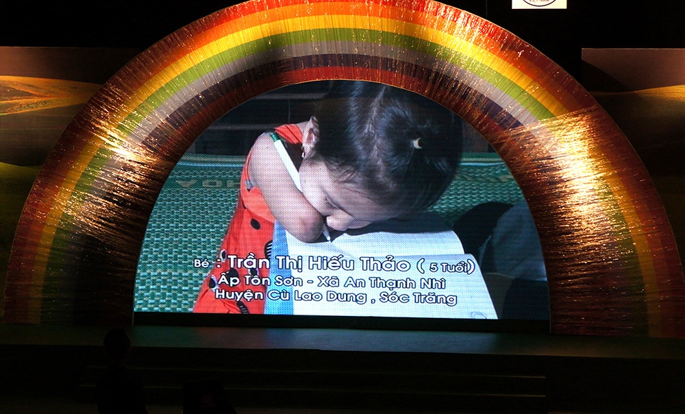 Diễn giả không tay chân kỳ diệu Nick Vujicic gây ấn tượng tại TPHCM - 4 Những tiết mục làm xúc động diễn giả Nick Vujicic và người xem