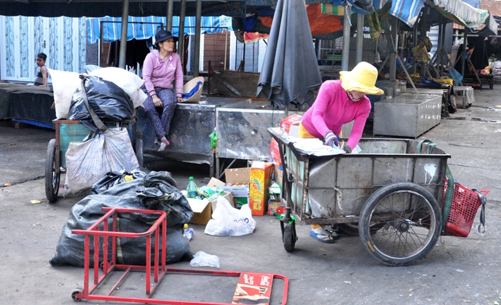 Sắp đến ngày “phán quyết” vụ người mua ve chai tìm thấy 5 triệu yen trong thùng loa cũ - 1 Chị Hồng vẫn cặm cụi mưu sinh bằng nghề thu mua ve chai