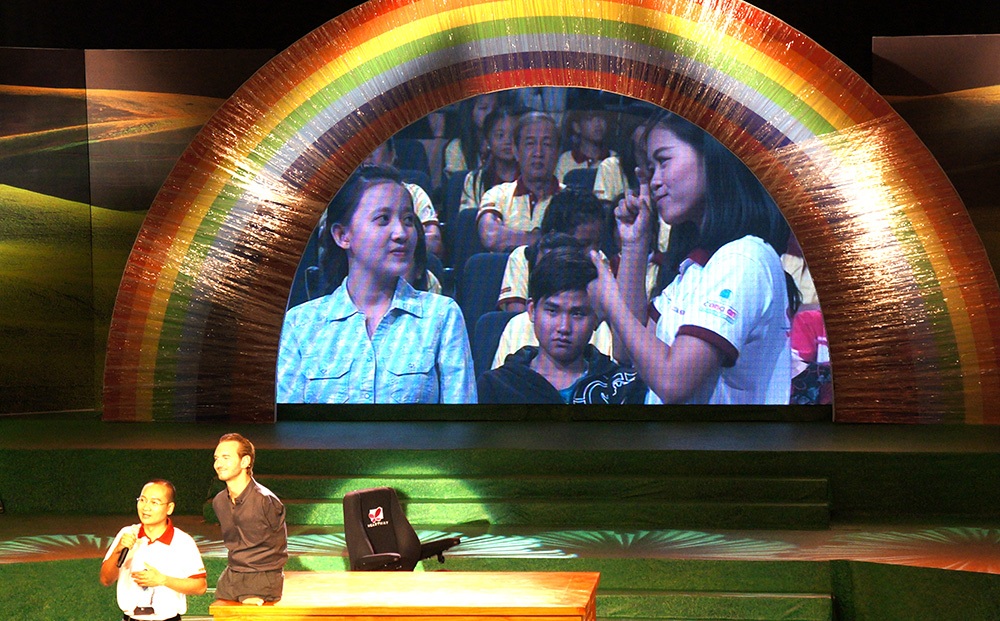 Diễn giả không tay chân kỳ diệu Nick Vujicic gây ấn tượng tại TPHCM - 3 Diễn giả Nick Vujicic trả lời câu hỏi của các em có hoàn cảnh khó khăn, khiếm thị, khiếm thính