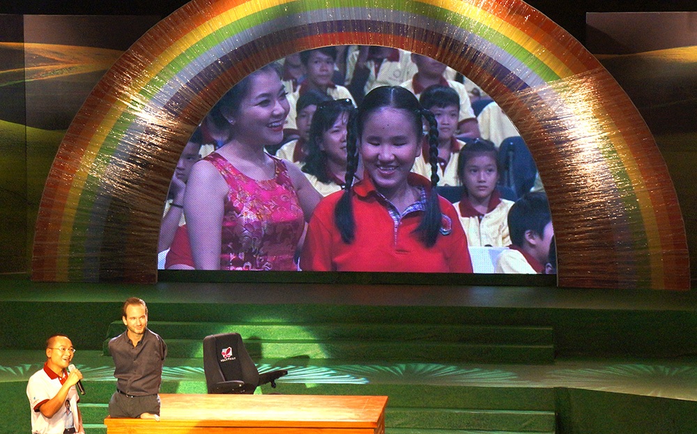 Diễn giả không tay chân kỳ diệu Nick Vujicic gây ấn tượng tại TPHCM - 2 Diễn giả Nick Vujicic trả lời câu hỏi của các em có hoàn cảnh khó khăn, khiếm thị, khiếm thính