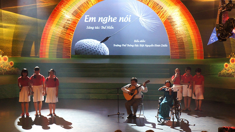 Diễn giả không tay chân kỳ diệu Nick Vujicic gây ấn tượng tại TPHCM - 5 Những tiết mục làm xúc động diễn giả Nick Vujicic và người xem