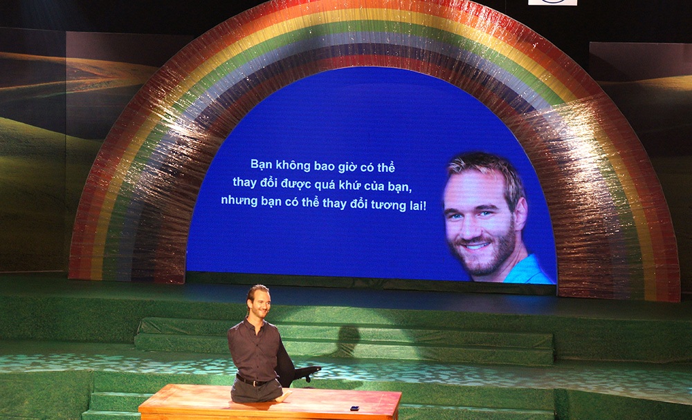 Diễn giả không tay chân kỳ diệu Nick Vujicic gây ấn tượng tại TPHCM - 1 Diễn giả không tay chân kỳ diệu Nick Vujicic gây ấn tượng tại TPHCM