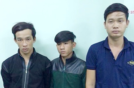 Bắt nhóm côn đồ chém người dằn mặt do Long “thiếu gia” cầm đầu - 1 Long thiếu gia (bìa bên trái) cùng đồng bọn bị tạm giữ tại cơ quan công an