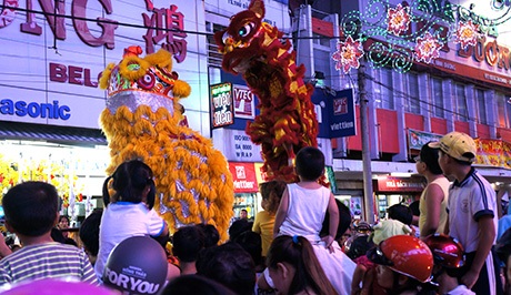 Những màn múa Lân Sư Rồng tưng bừng lại lễ hội Chùa Bà