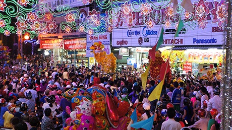 Những màn múa Lân Sư Rồng tưng bừng lại lễ hội Chùa Bà