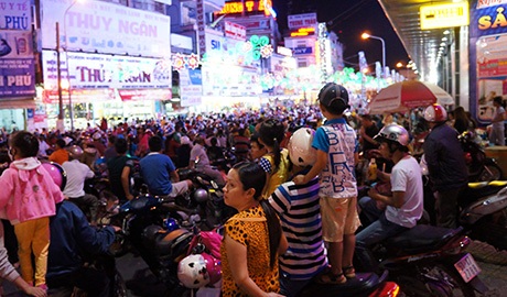 Hàng vạn người dân đổ về Lễ hội Chùa Bà vào dịp rằm tháng Giêng