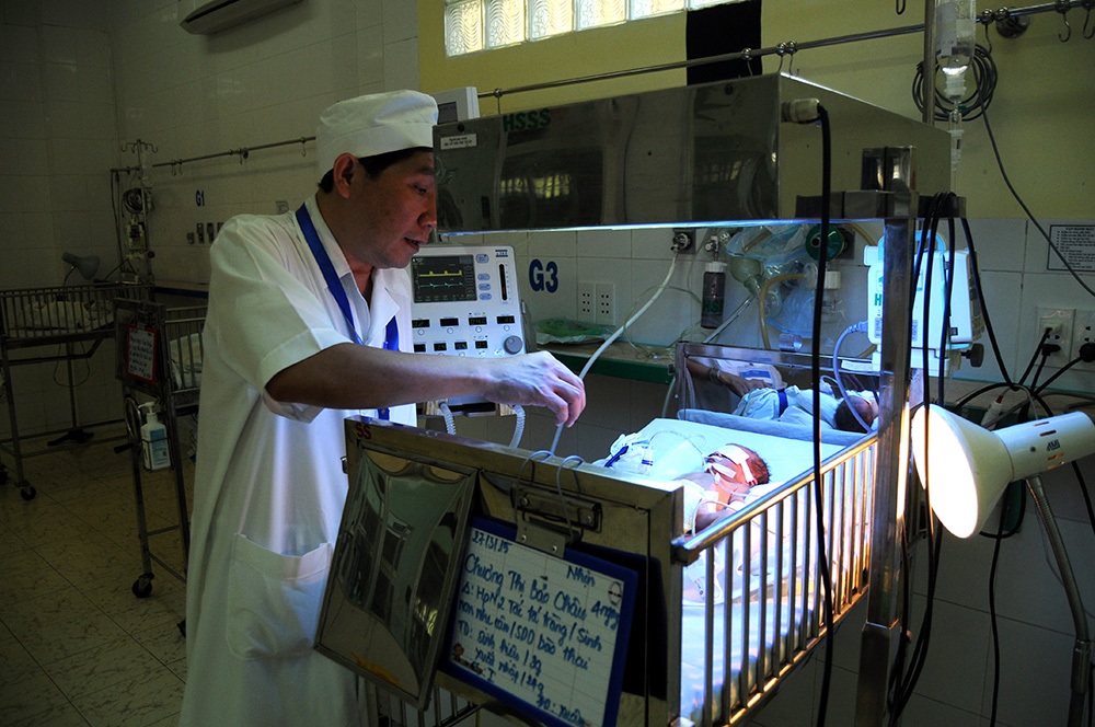 Bé C. đang được các bác sĩ theo dõi sau phẫu
thuật