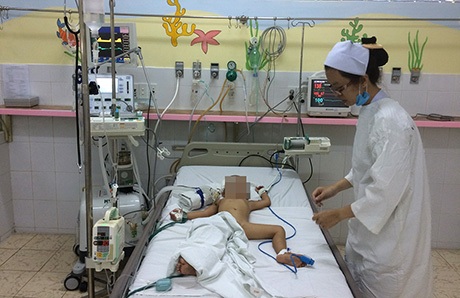 Bé T. đang được các bác sĩ theo dõi sau ca phẫu thuật