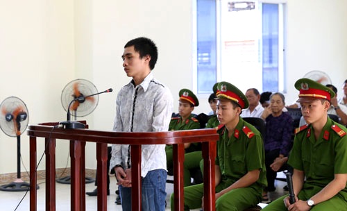 18 năm tù cho kẻ sát nhân đang “cõng” án tử - 1 Lò Văn Phóng trước vành móng ngựa